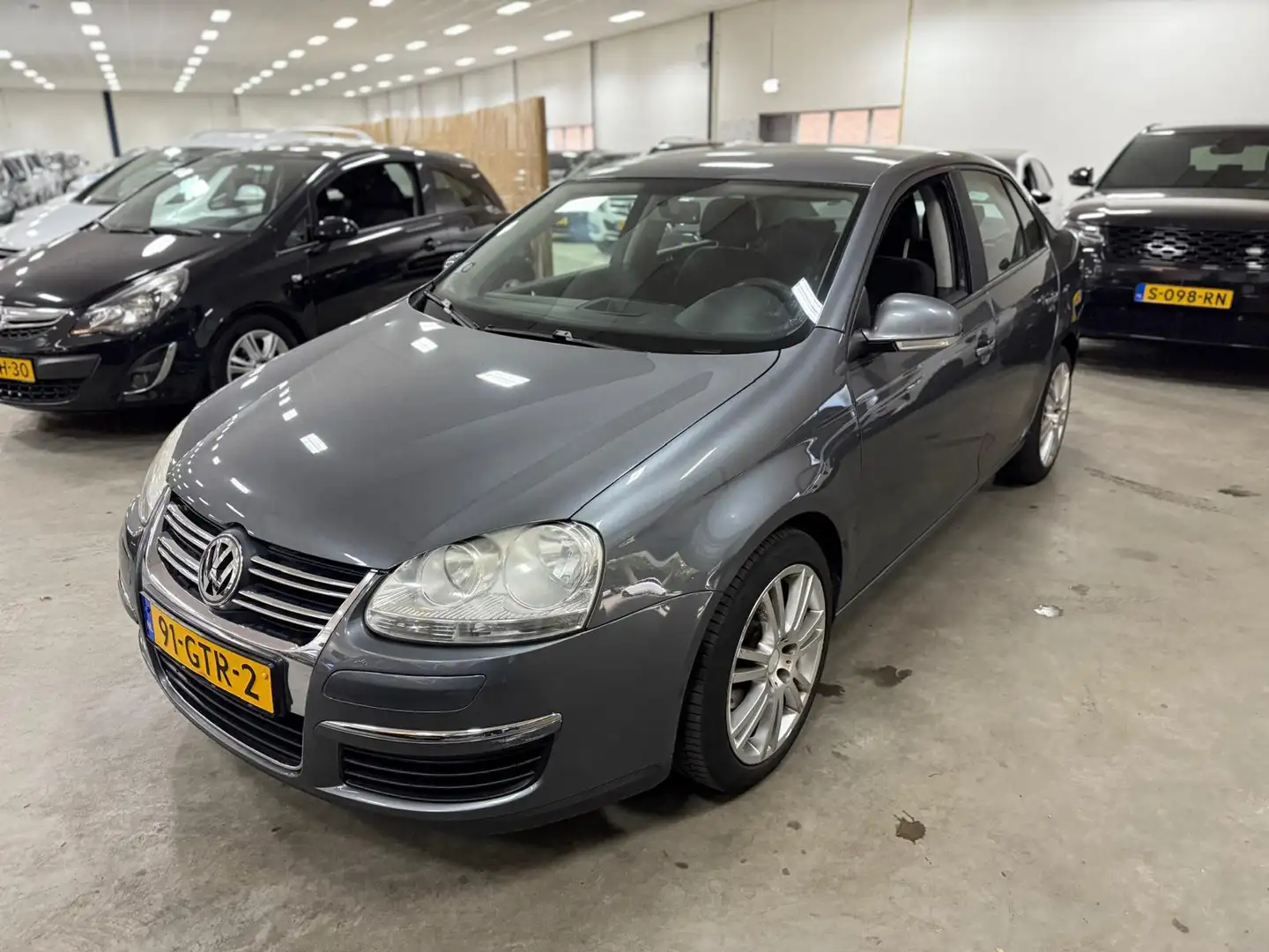 Volkswagen Jetta 1.6 Trendline / RIJDT SCHAKELT GOED / NETTE AUTO Gris - 2