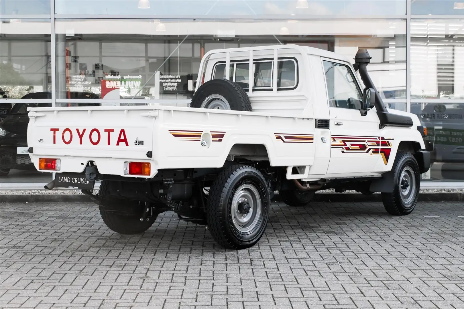 Toyota Land Cruiser 4.0 V6 GRJ79 Single Cab M/T Wit - 2