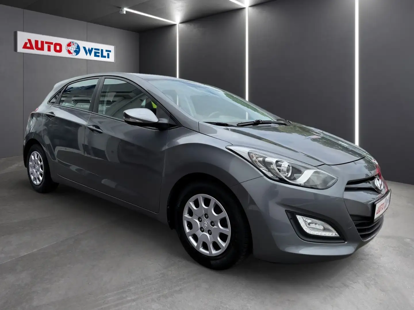 Hyundai i30 1.4 16V Klima Tempo Lenkradhzg Parkhilfe BT Grau - 2
