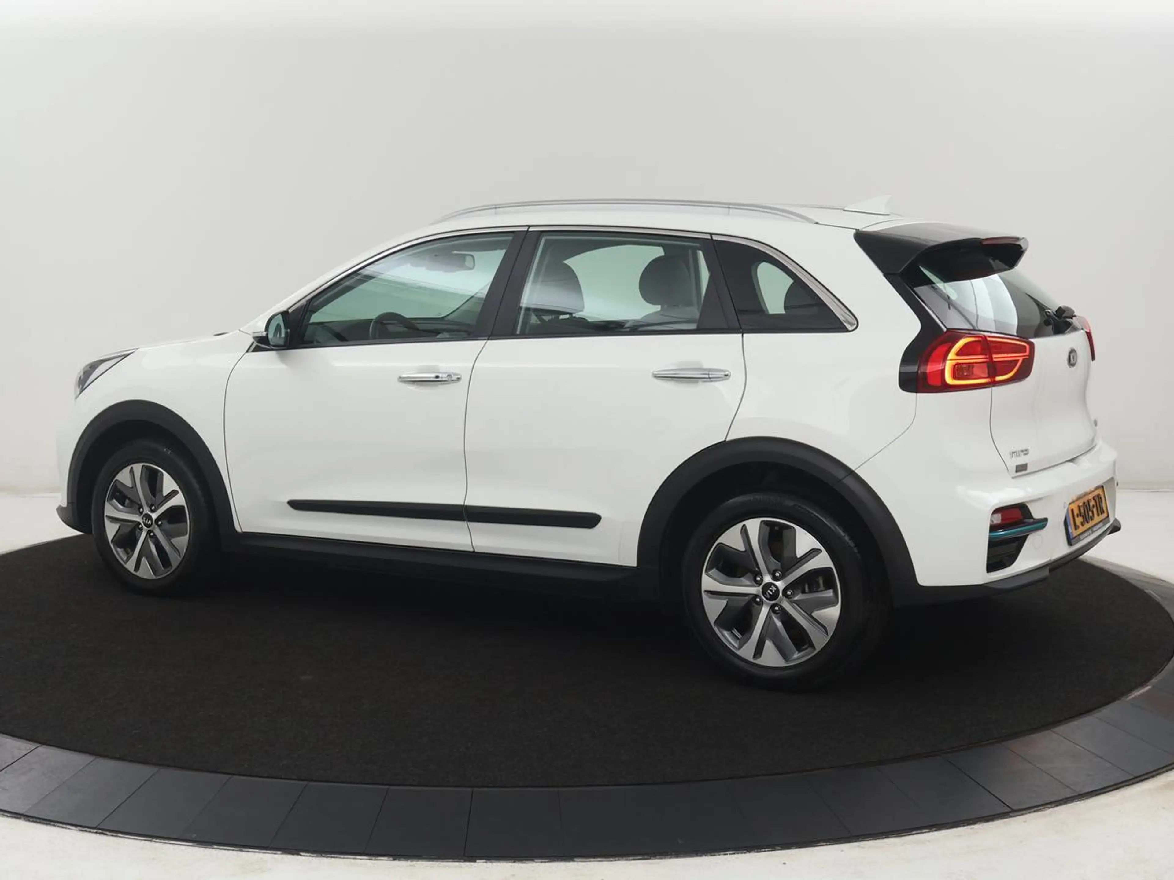 Kia e-Niro ComfortLine 64 kWh | SOH 95.9% | Adaptive cruise | — photo 2