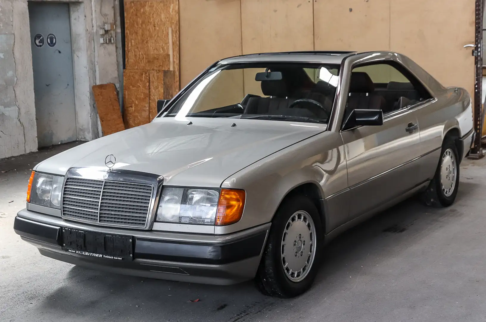 Mercedes-Benz 300 300 CE W124 Braun - 1