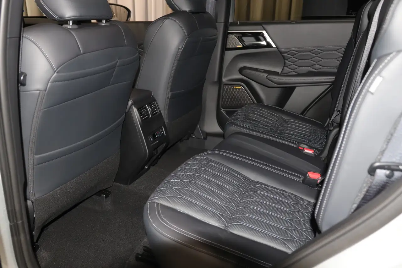 Mitsubishi Outlander снимка Mitsubishi Outlander