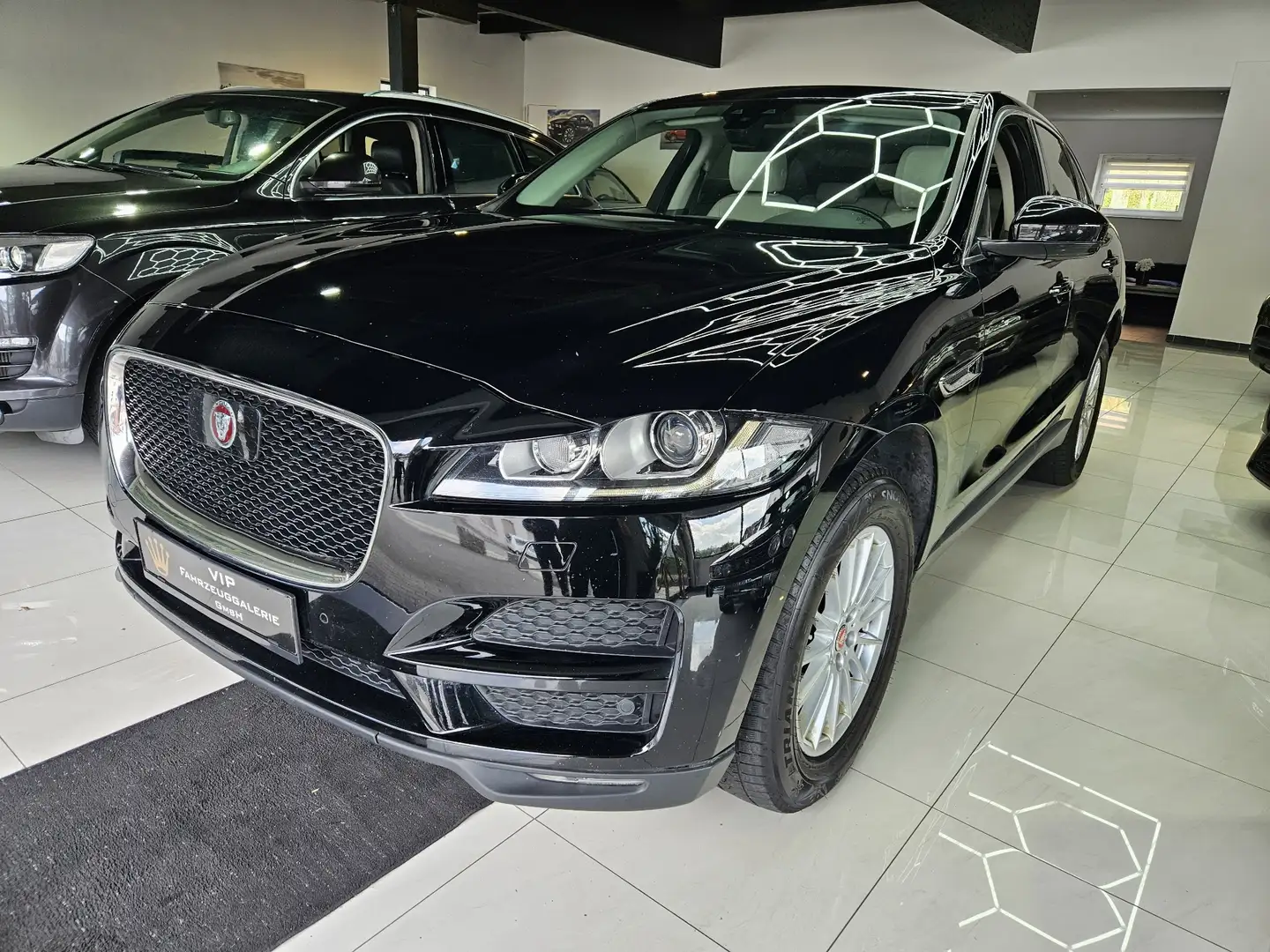 Jaguar F-Pace Pure,Pano,Klima,Navi,LED,TUV Negro - 1