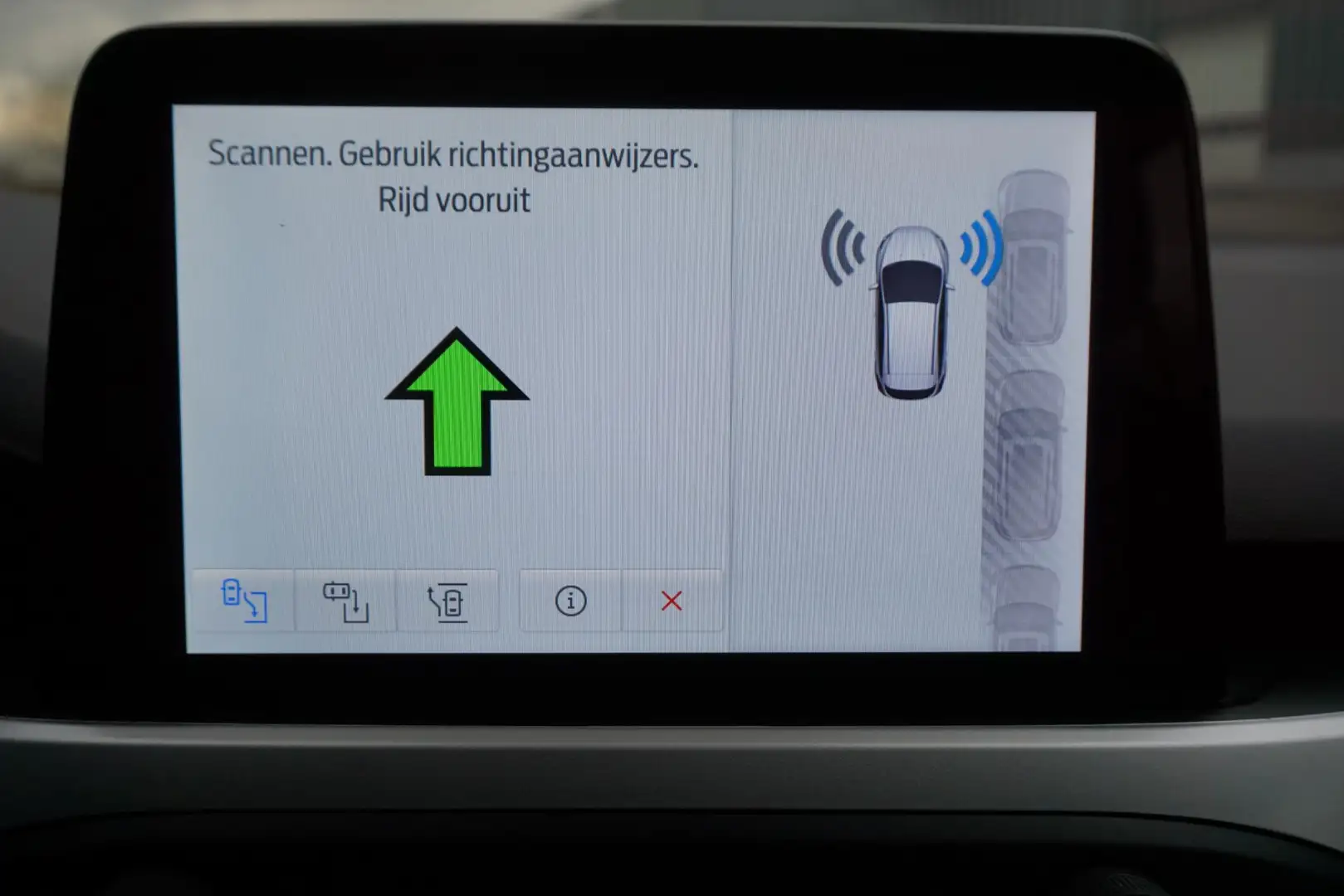 Ford Focus Wagon 1.0 EcoB.125pk Hybrid Business/Winterpakket/ Rouge - 2