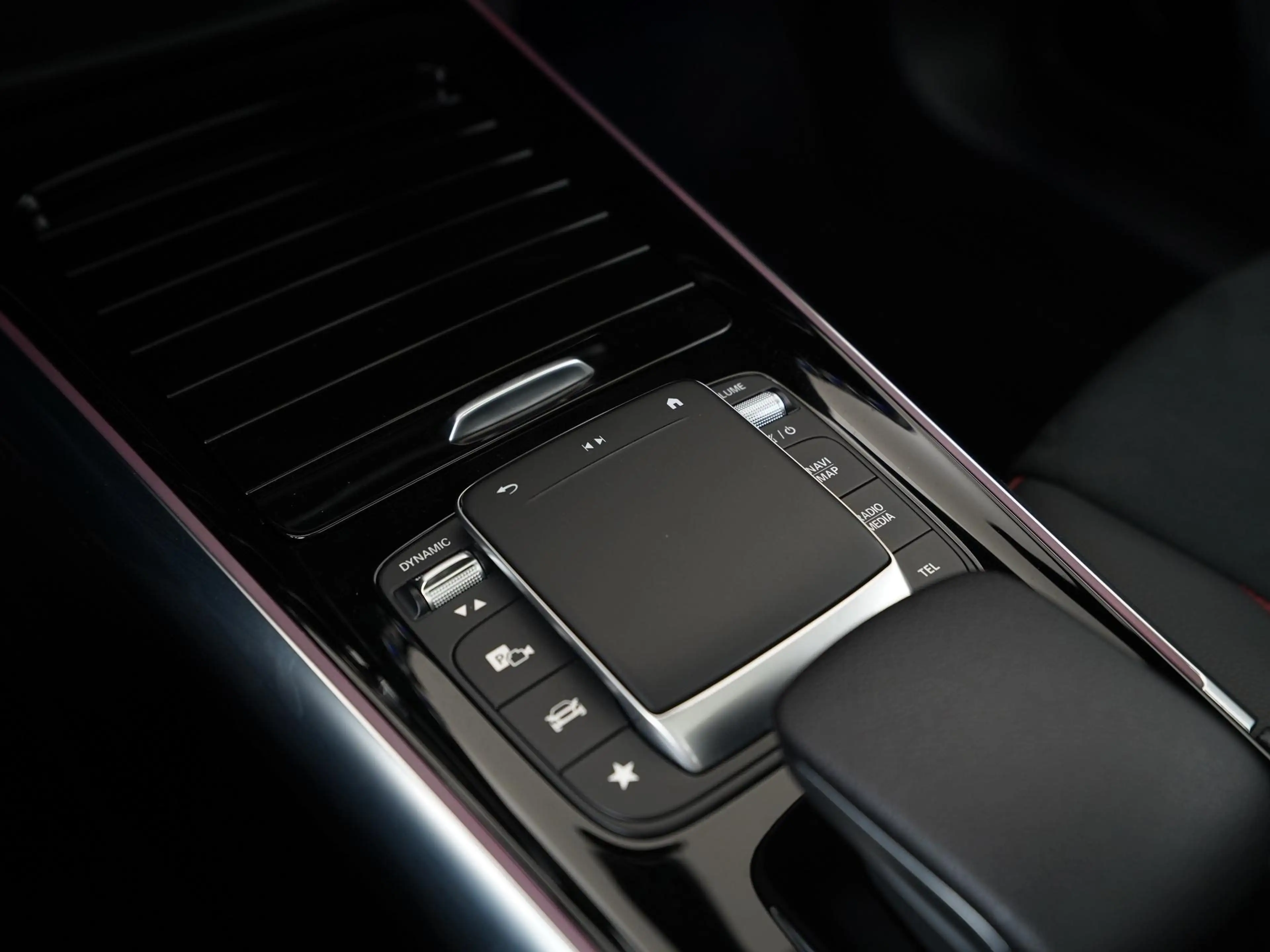Mercedes-Benz GLA 250 250e AMG Night | Panoramadak | Burmester Surround — photo 11