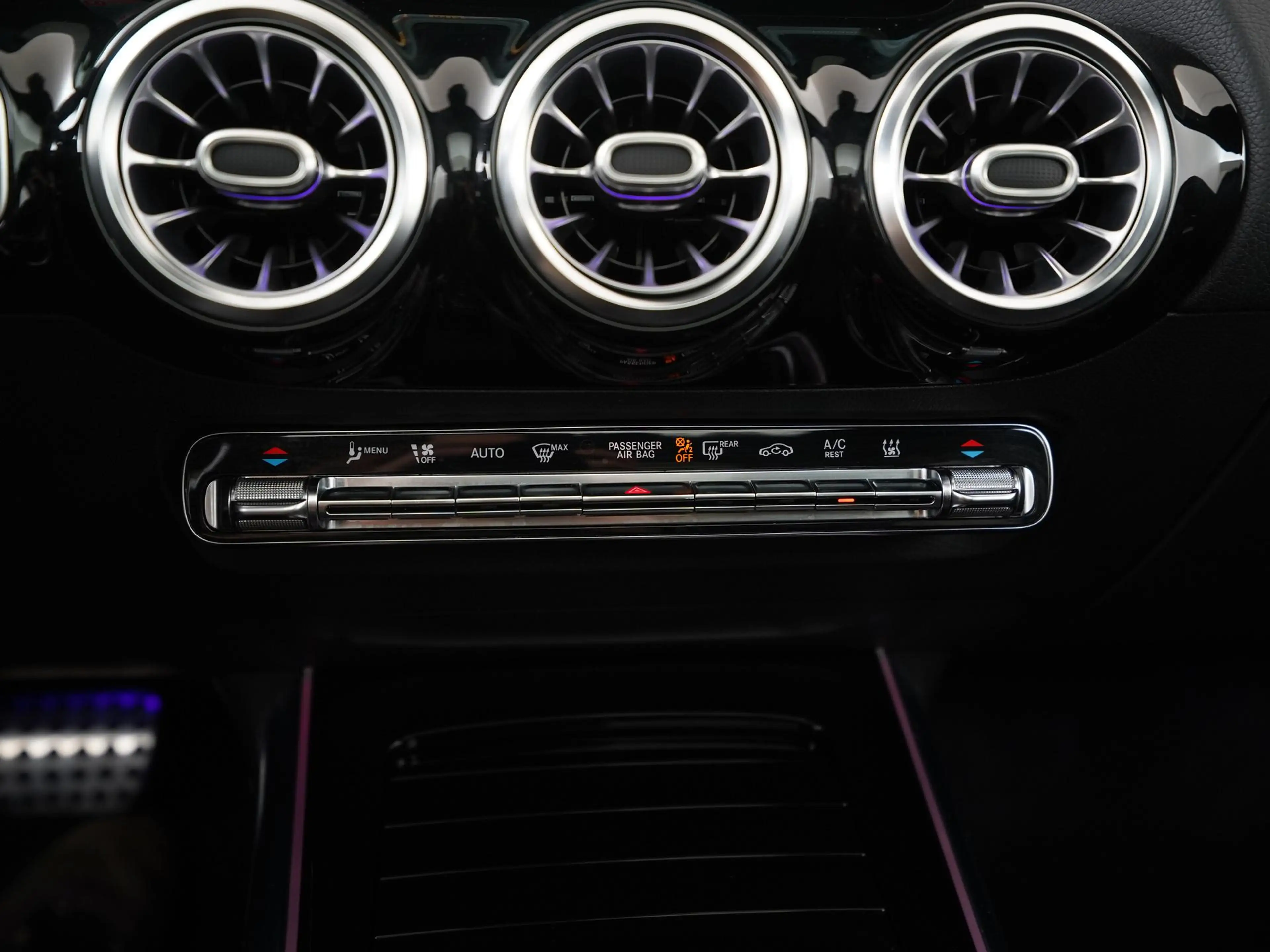 Mercedes-Benz GLA 250 250e AMG Night | Panoramadak | Burmester Surround — photo 12