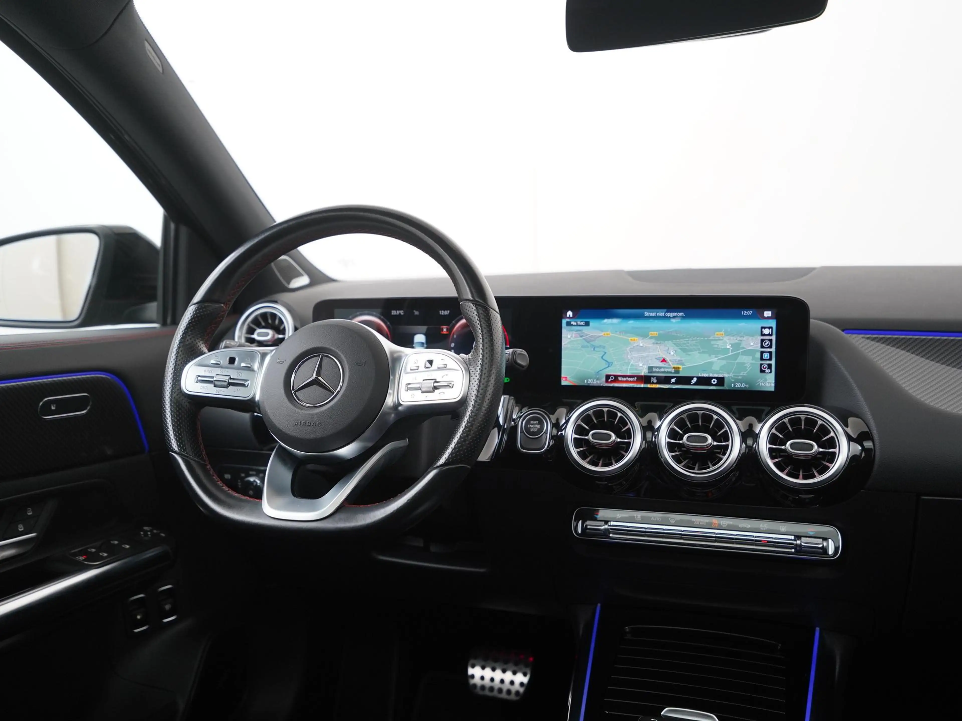 Mercedes-Benz GLA 250 250e AMG Night | Panoramadak | Burmester Surround — photo 6