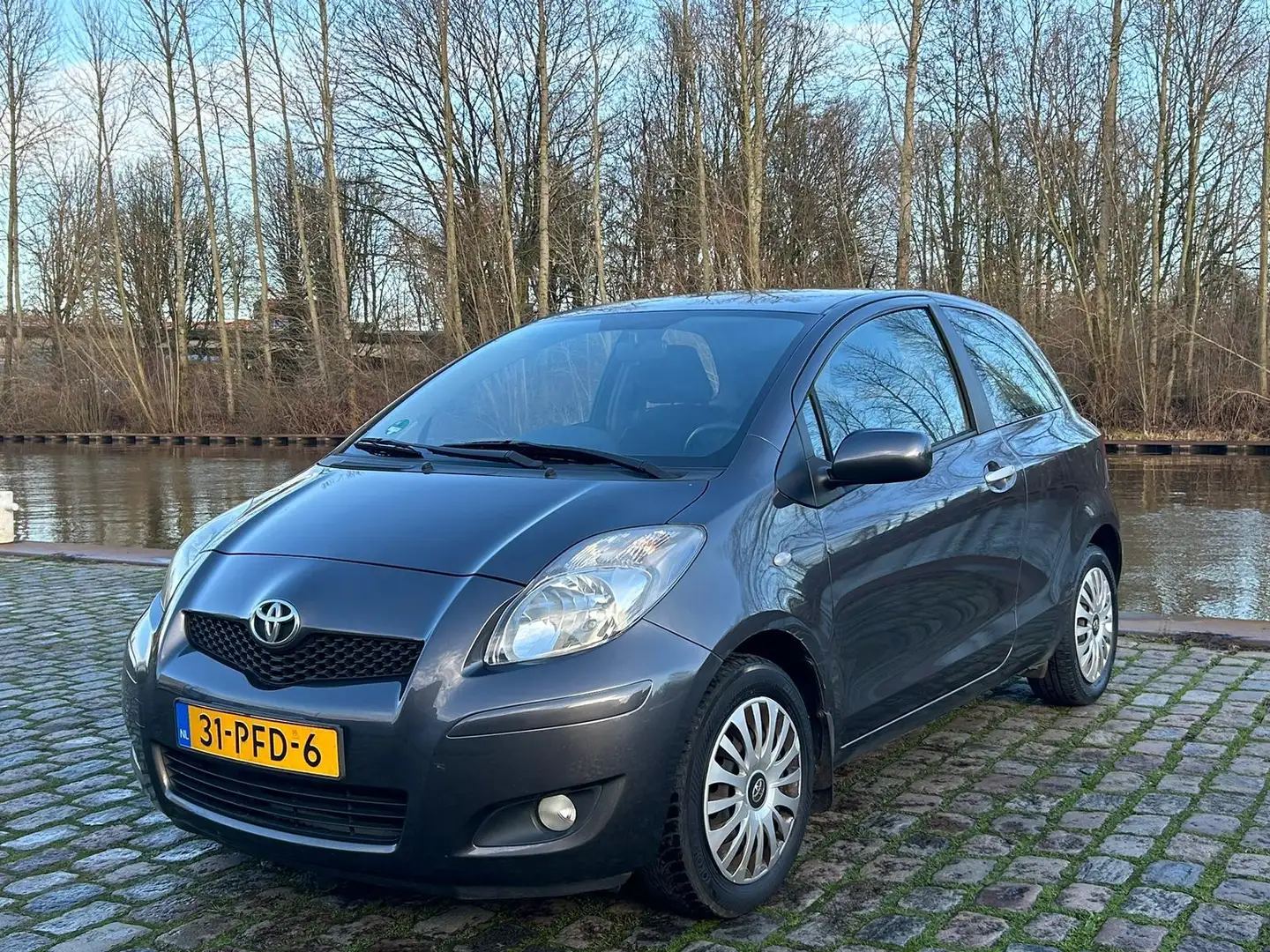 Toyota Yaris 1.3 VVTi Aspiration Automaat 1e eigenaar dealer on Grijs - 2