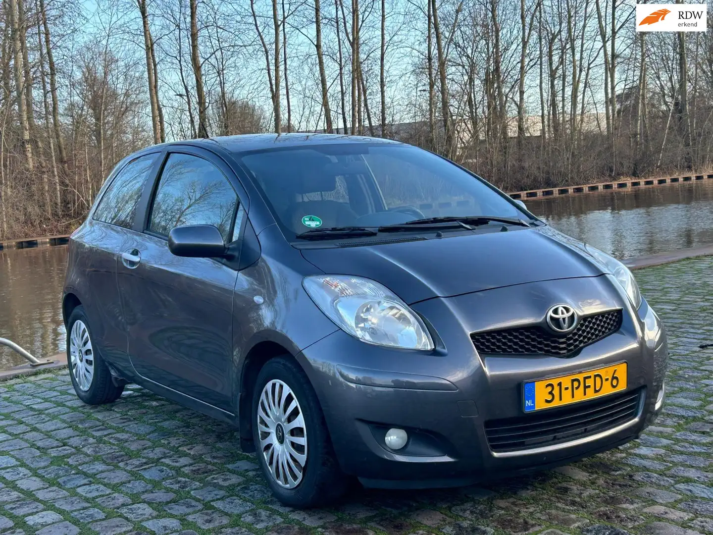 Toyota Yaris 1.3 VVTi Aspiration Automaat 1e eigenaar dealer on Grijs - 1