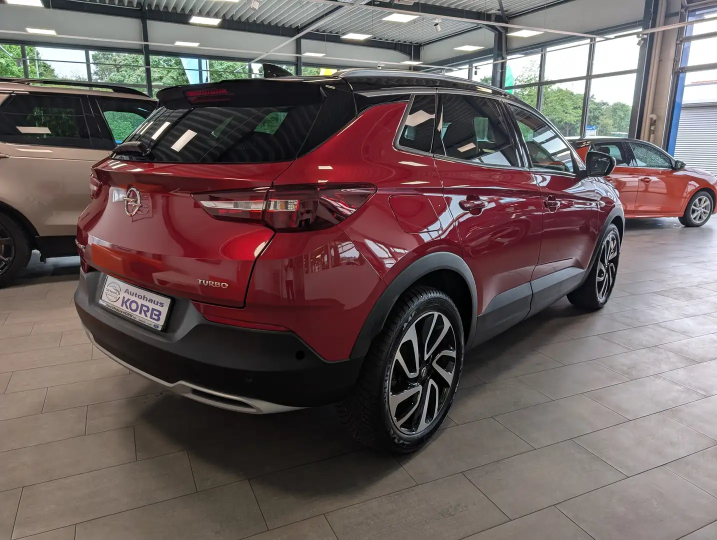 Opel Grandland X 1.6 Start/Stop Automatik Ultimate Червоний - 2
