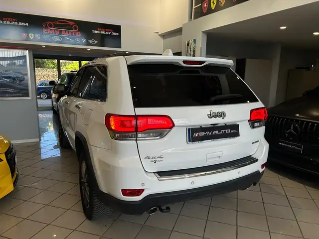 Jeep Grand Cherokee view 14