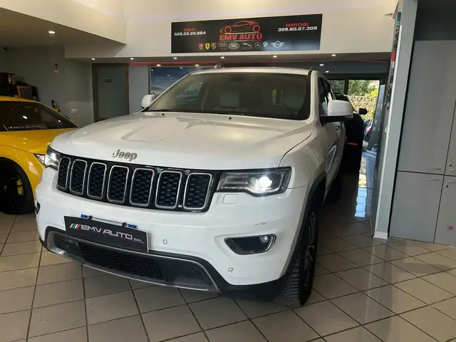 Jeep Grand Cherokee view 4