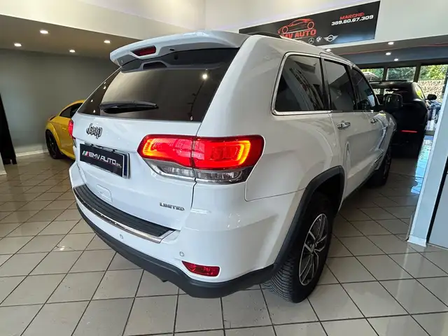 Jeep Grand Cherokee view 12