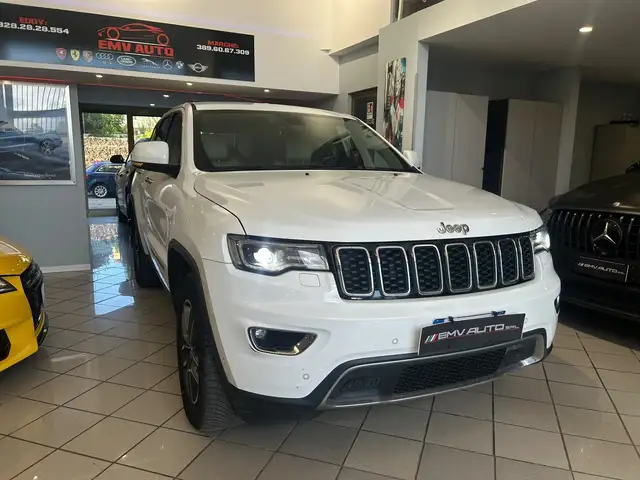 Jeep Grand Cherokee view 3