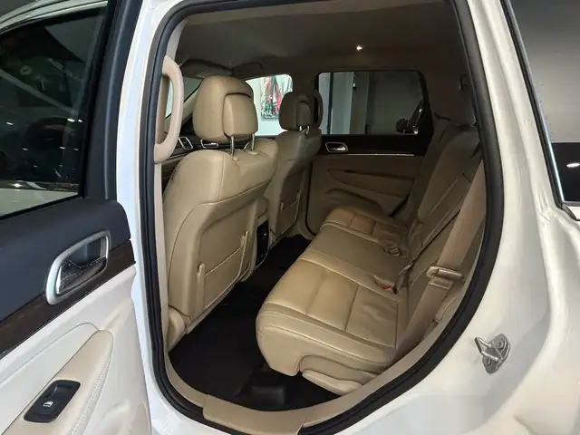 Jeep Grand Cherokee view 10