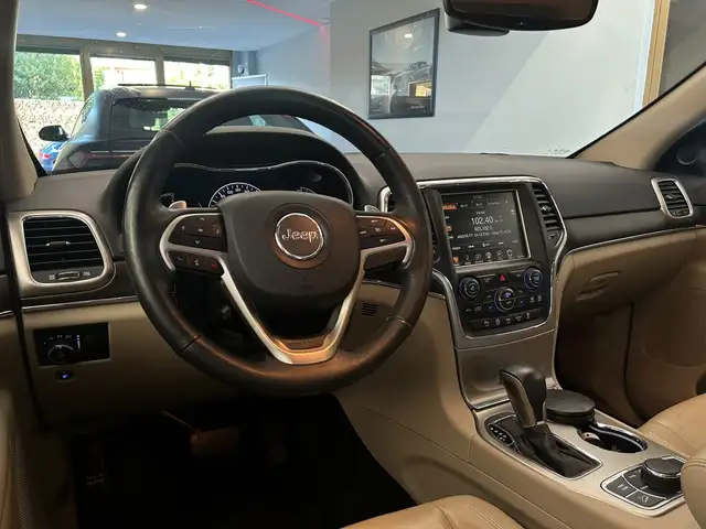 Jeep Grand Cherokee view 8