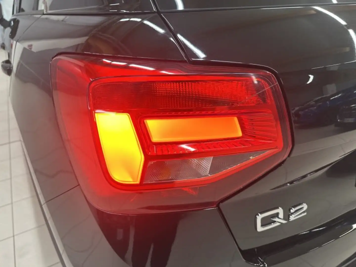 Audi Q2 35 TFSI S TRONIC BUSINESS PLUS Schwarz - 2