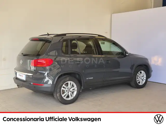 Volkswagen Tiguan view 4