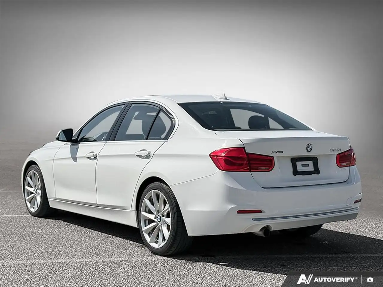 BMW 3 Series снимка BMW 3 Series