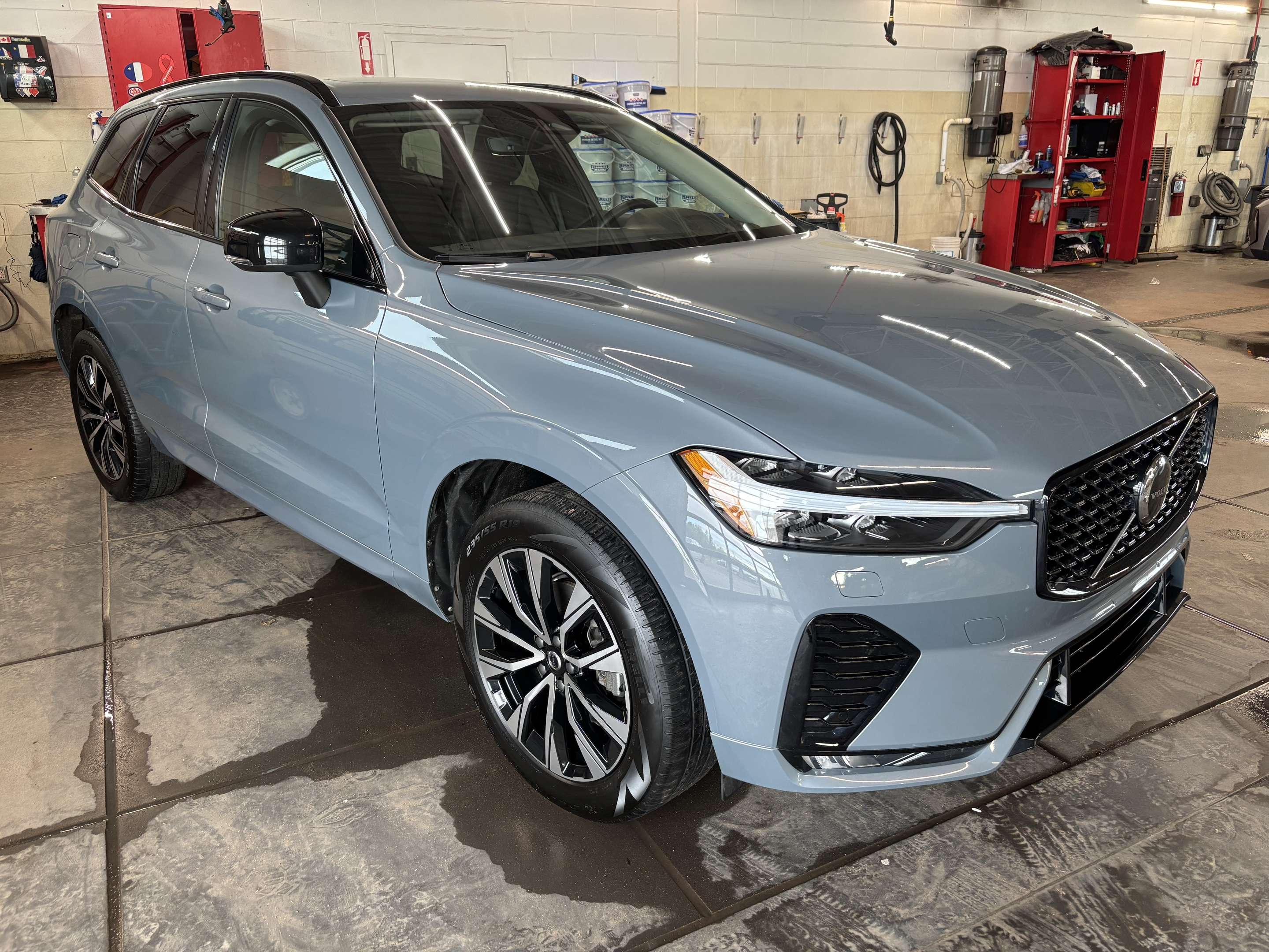 2024 Volvo XC60 B5 CPRE! AWD! SUN/MOONROOF! APPLE CARPLAY! alt 3