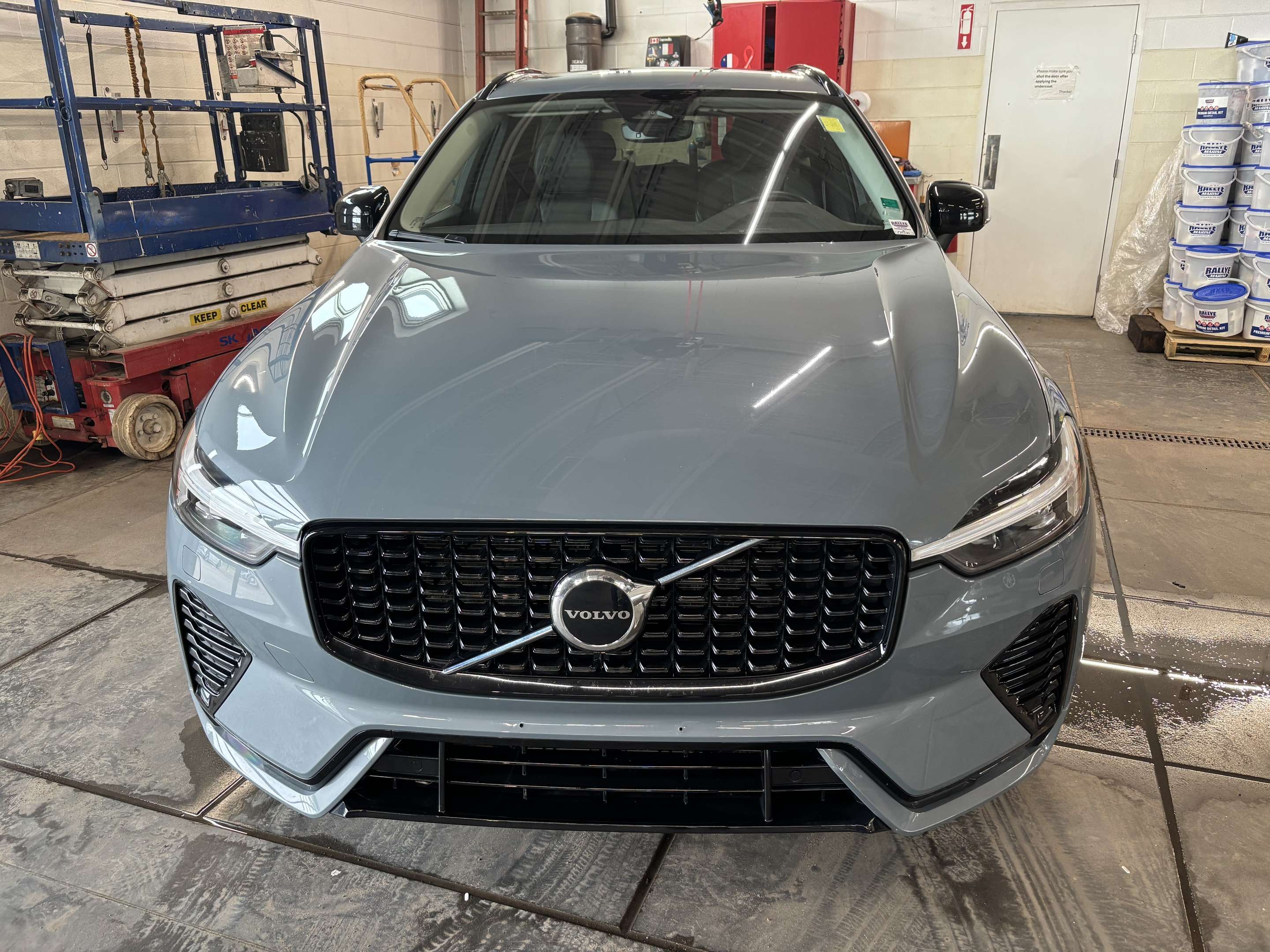 2024 Volvo XC60 B5 CPRE! AWD! SUN/MOONROOF! APPLE CARPLAY! alt 2