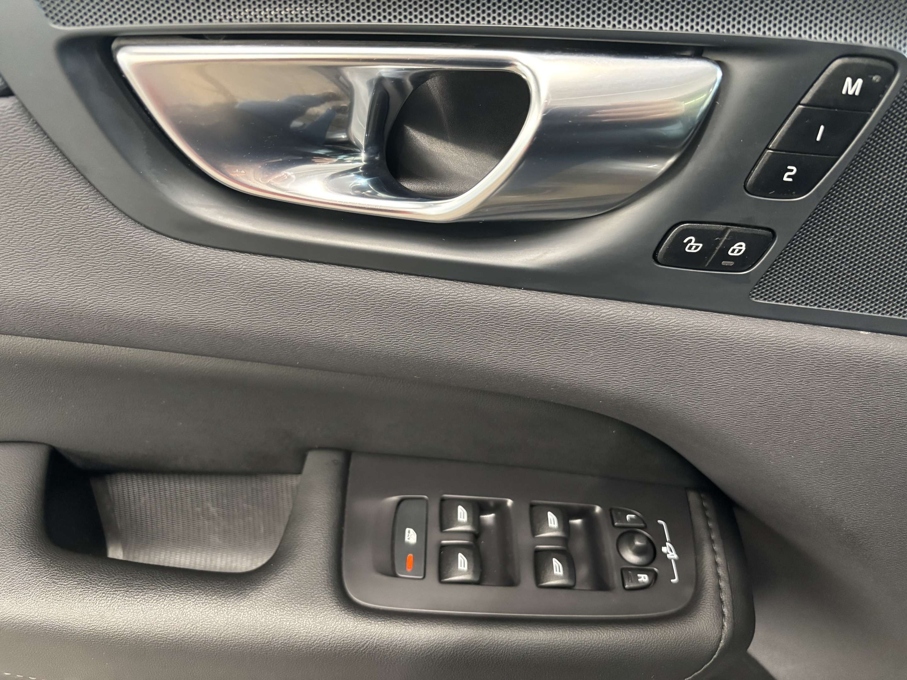 2024 Volvo XC60 B5 CPRE! AWD! SUN/MOONROOF! APPLE CARPLAY! thumb 9