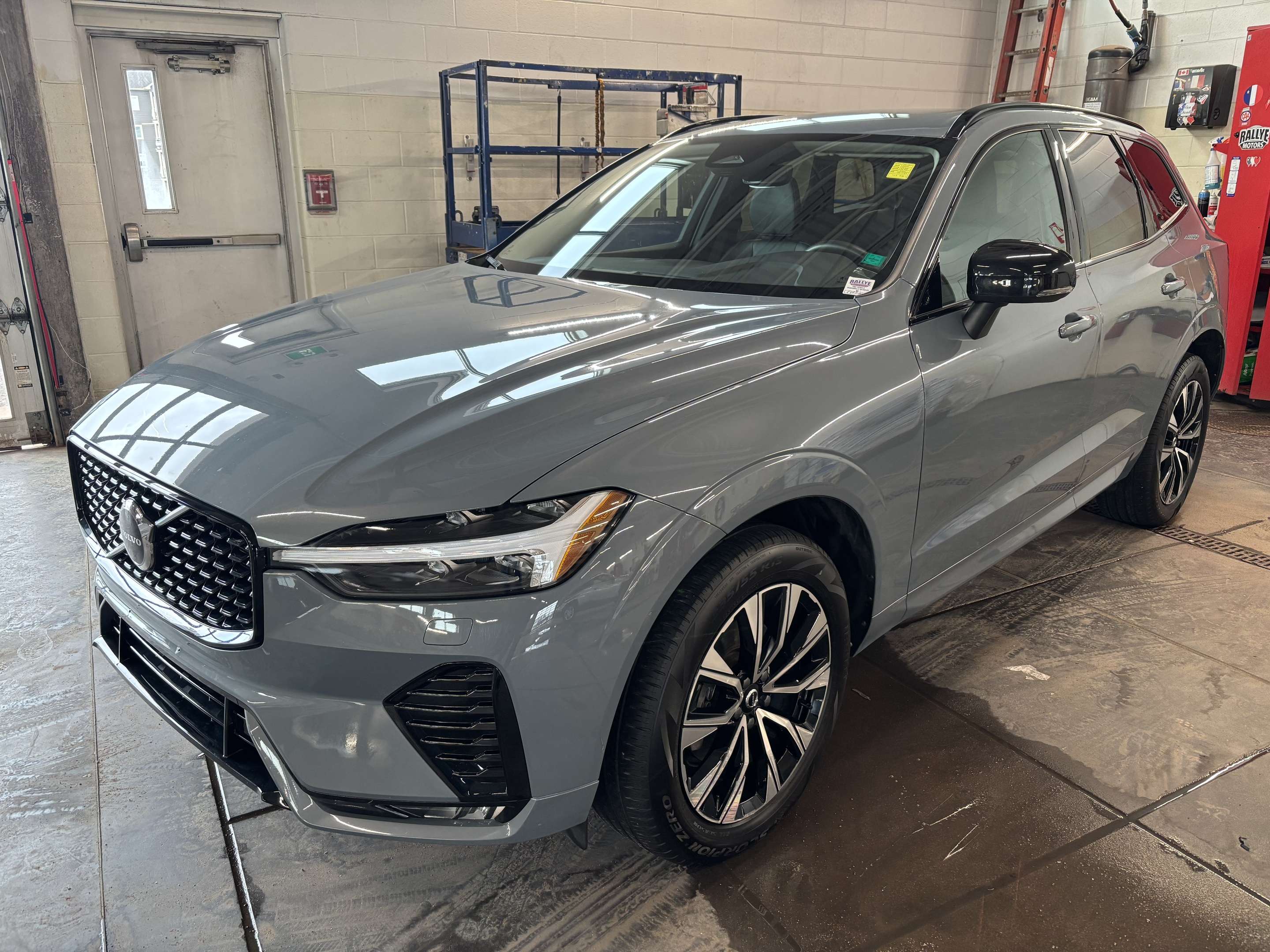 2024 Volvo XC60 B5 CPRE! AWD! SUN/MOONROOF! APPLE CARPLAY!