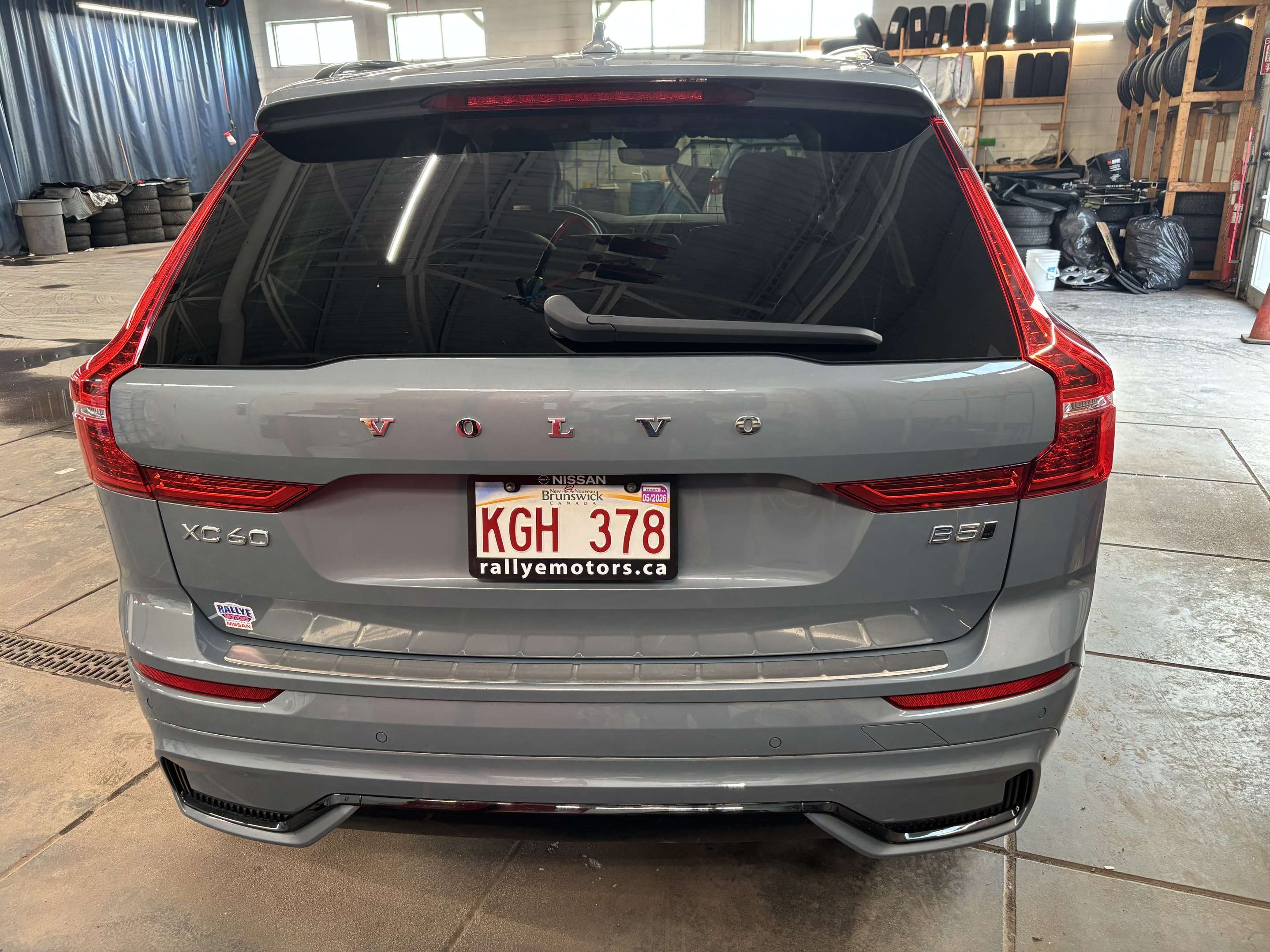 2024 Volvo XC60 B5 CPRE! AWD! SUN/MOONROOF! APPLE CARPLAY! alt 4