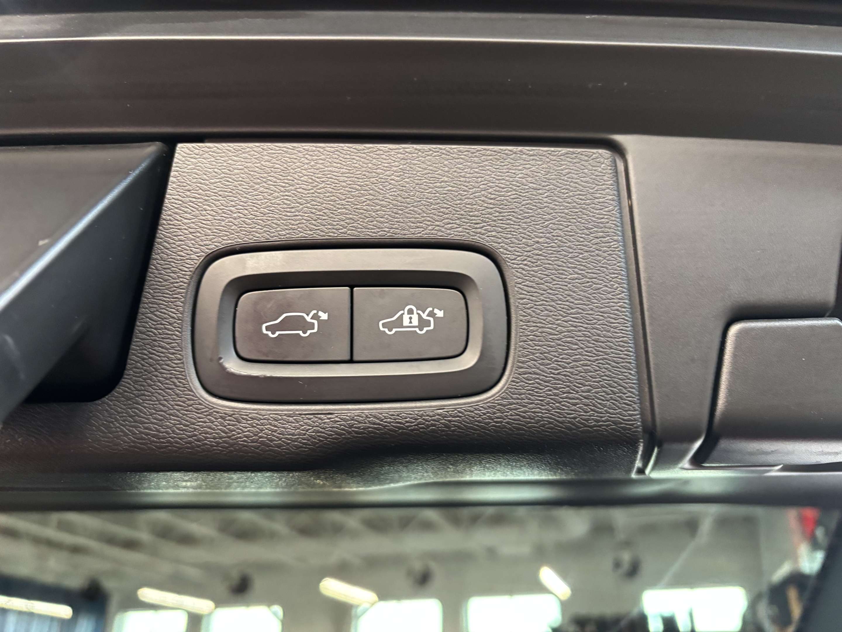 2024 Volvo XC60 B5 CPRE! AWD! SUN/MOONROOF! APPLE CARPLAY! alt 5