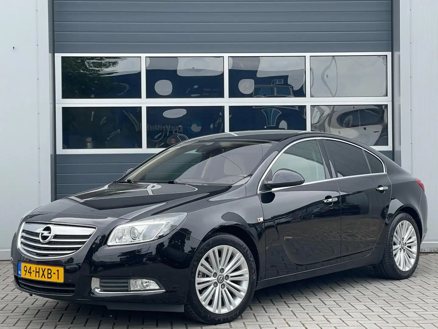 Opel Insignia 1.6 T Executive | Leder | Xenon | Navi | PDC v+a | Zwart - 2