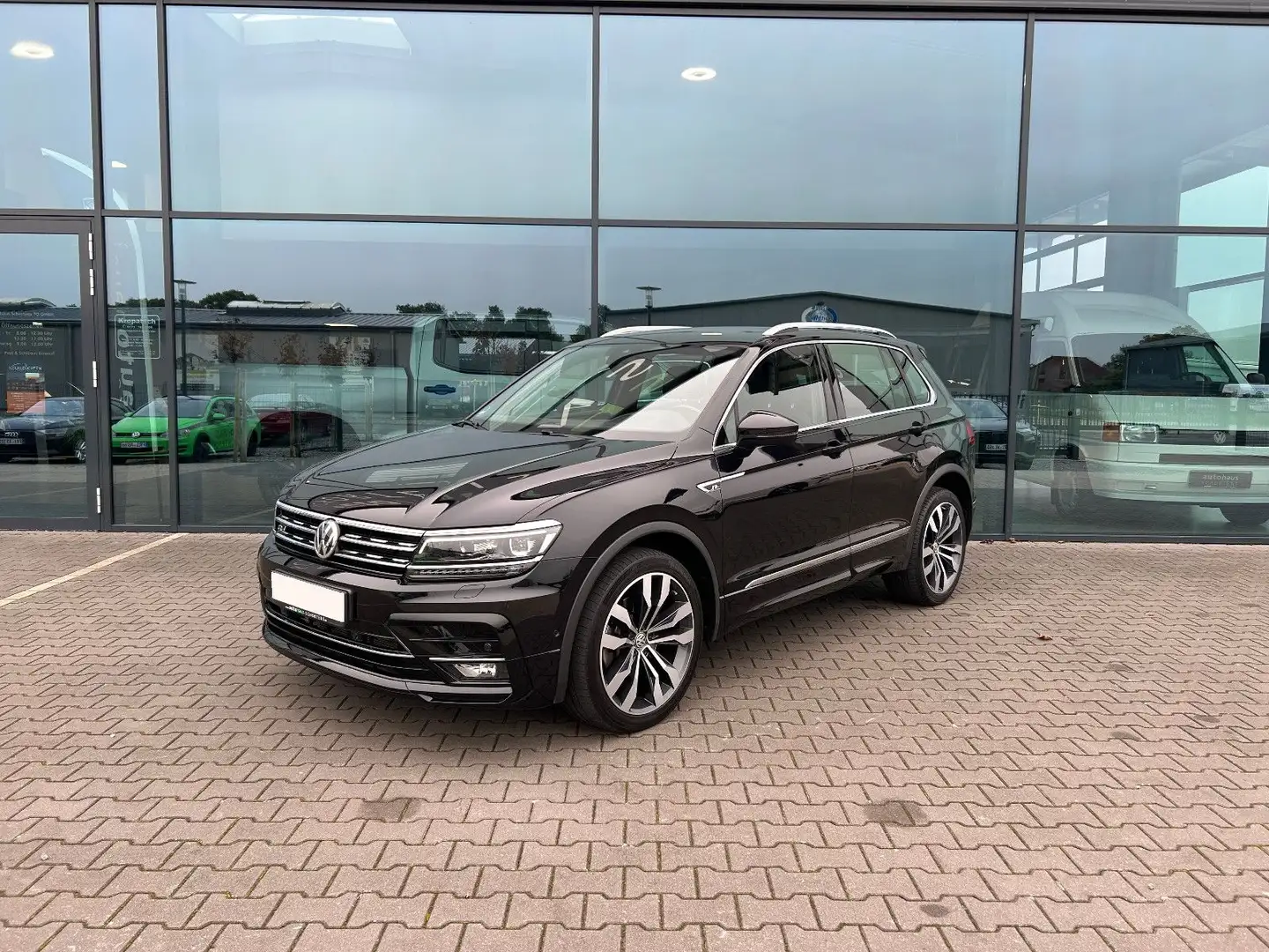Volkswagen Tiguan 2.0 TDI 4MOTION R-Line Pano AHK Stndhzn Noir - 1