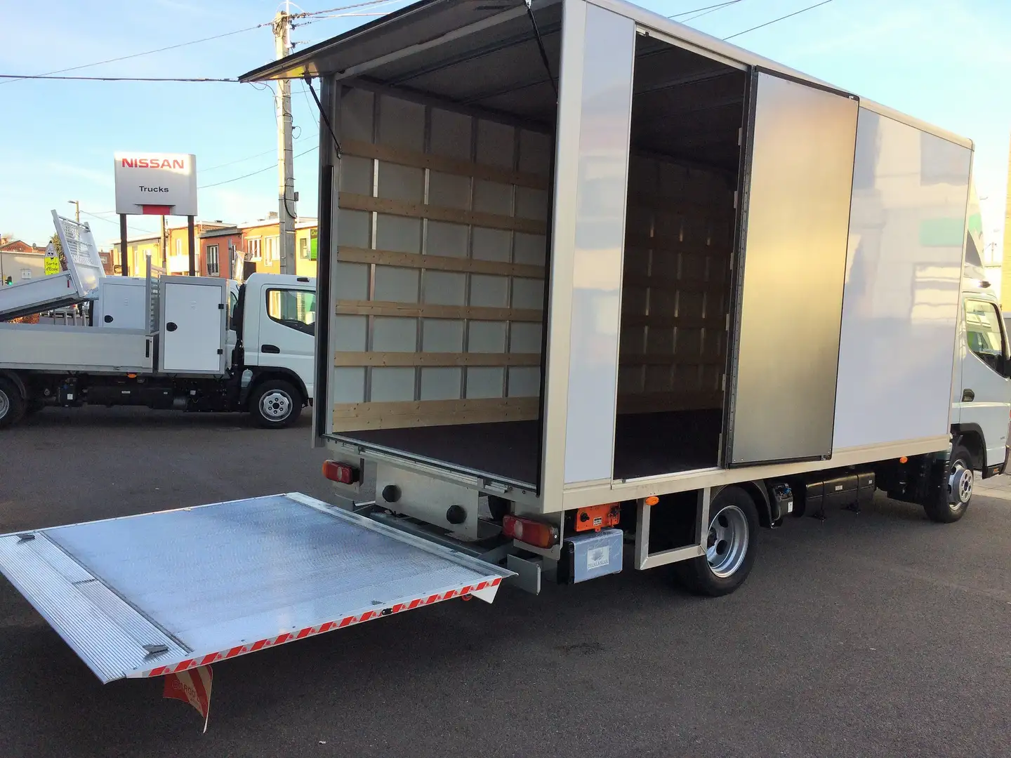 Mitsubishi Canter NEW FUSO  CAISSE 23 M³ POLY + LIFT DISPO STOCK Blanco - 1