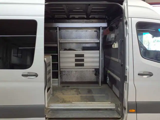 Mercedes-Benz Sprinter view 13