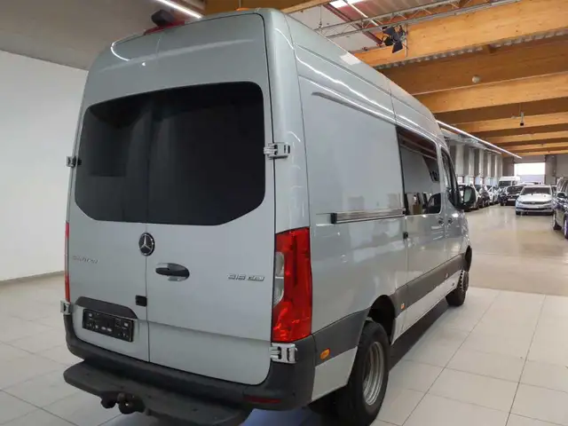 Mercedes-Benz Sprinter view 4