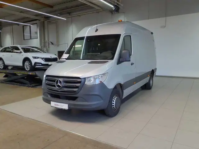 Mercedes-Benz Sprinter view 2