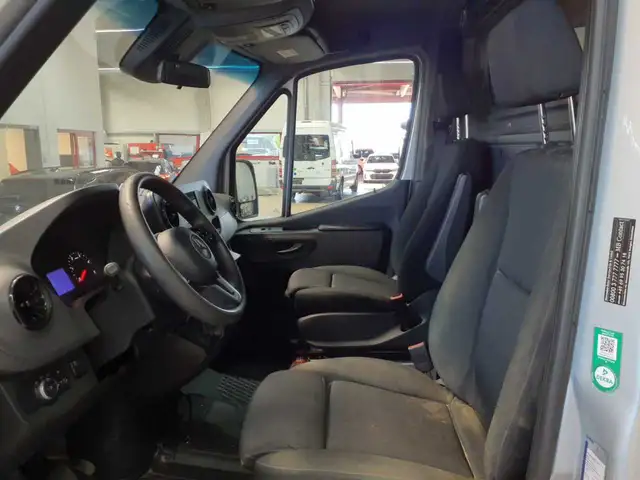 Mercedes-Benz Sprinter view 7