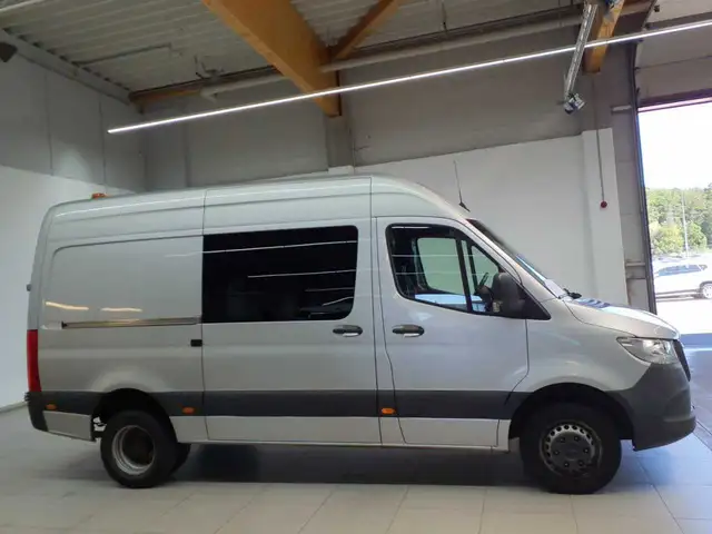 Mercedes-Benz Sprinter view 3