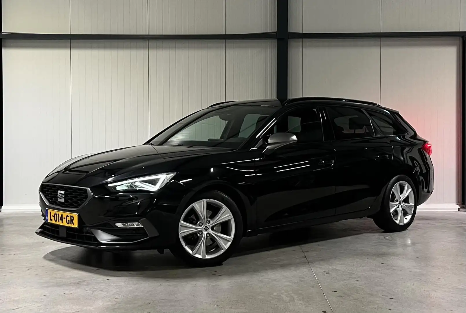 SEAT Leon Sportstourer 1.5 eTSI FR Launch Edition Trekhaak Negro - 1