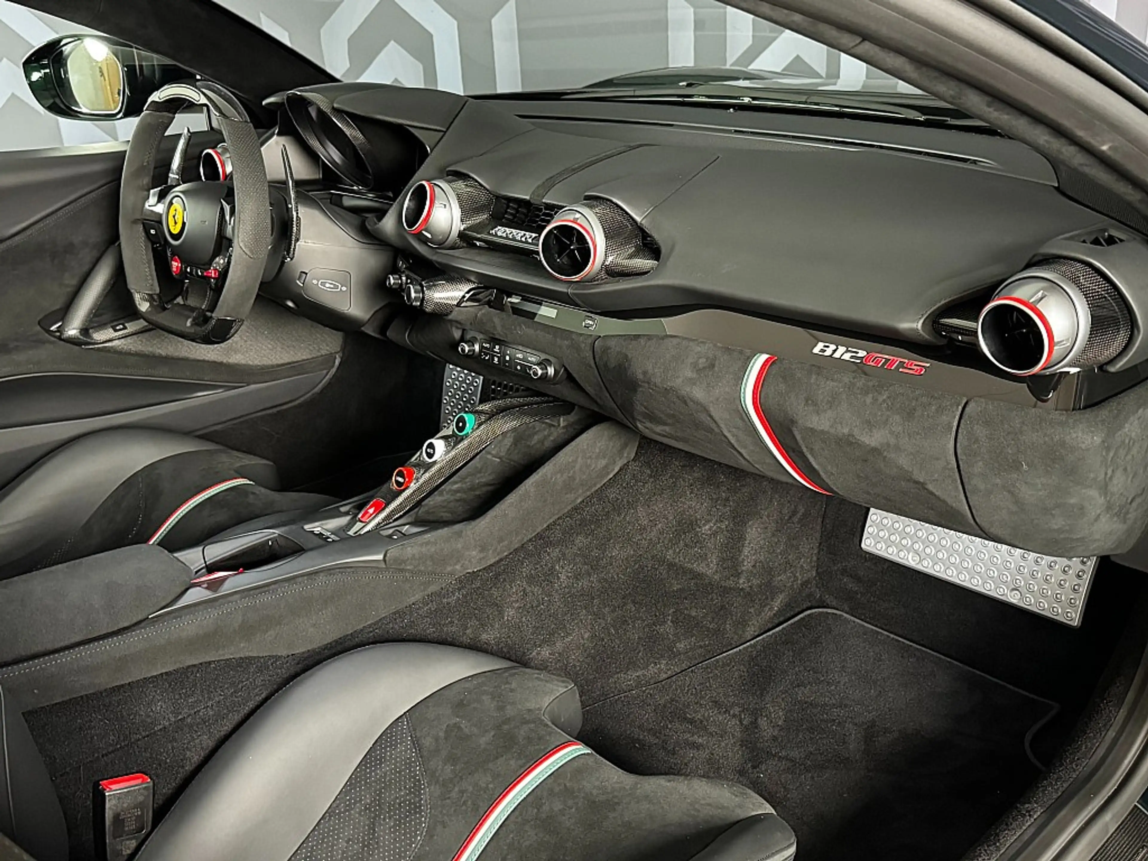 Ferrari 812 — photo 6