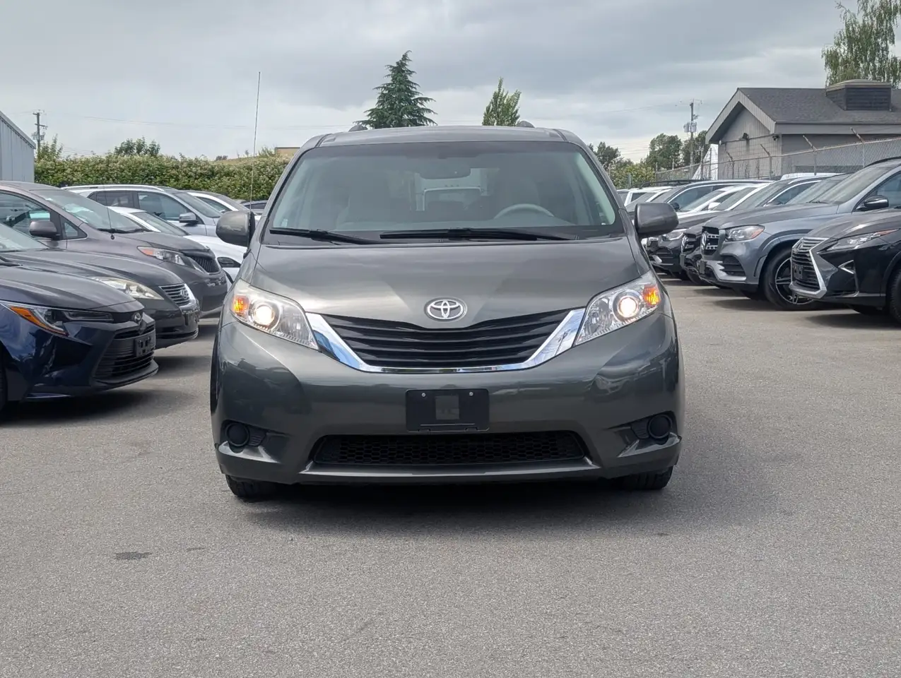 Toyota Sienna photo Toyota Sienna