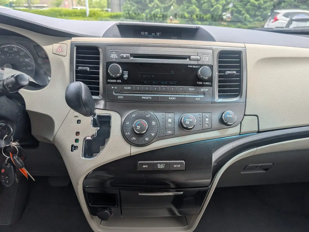 Toyota Sienna photo Toyota Sienna
