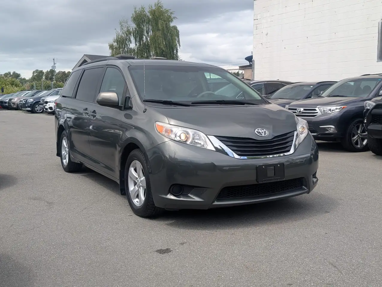 Toyota Sienna photo Toyota Sienna