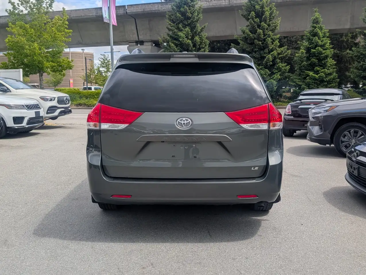 Toyota Sienna photo Toyota Sienna