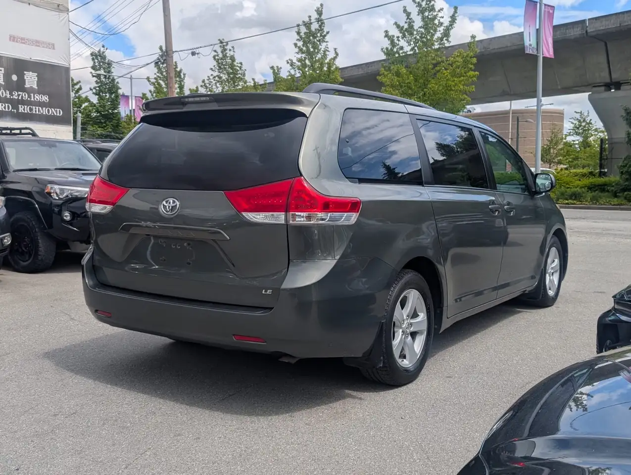 Toyota Sienna photo Toyota Sienna