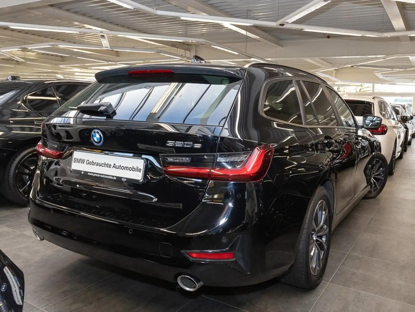 BMW 320 e A Advantage DAB LED WLAN Tempomat Shz PDC Zwart - 2