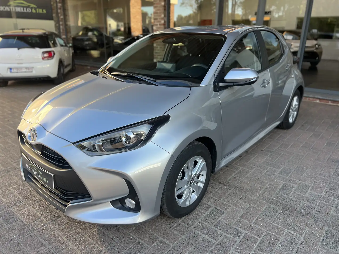 Toyota Yaris Yaris 1.5i Dual VVT-iE Dynamic CVT***14865KM*** Silber - 2