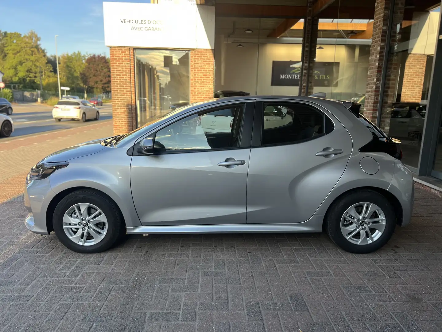 Toyota Yaris Yaris 1.5i Dual VVT-iE Dynamic CVT***14865KM*** Silber - 1