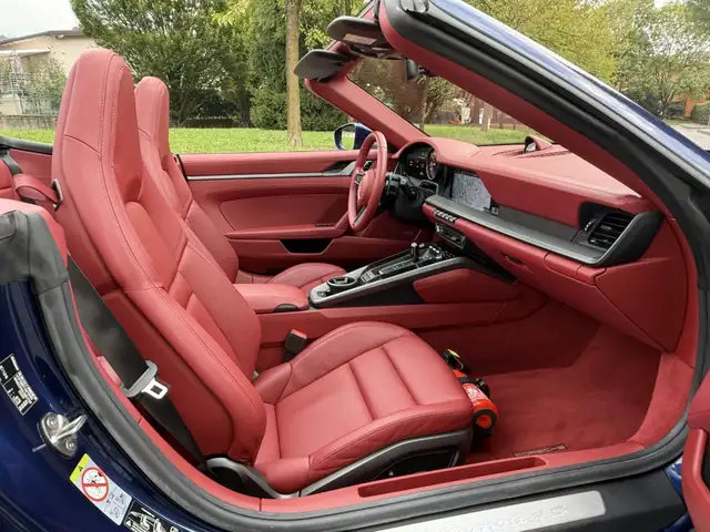 Porsche 911 view 6