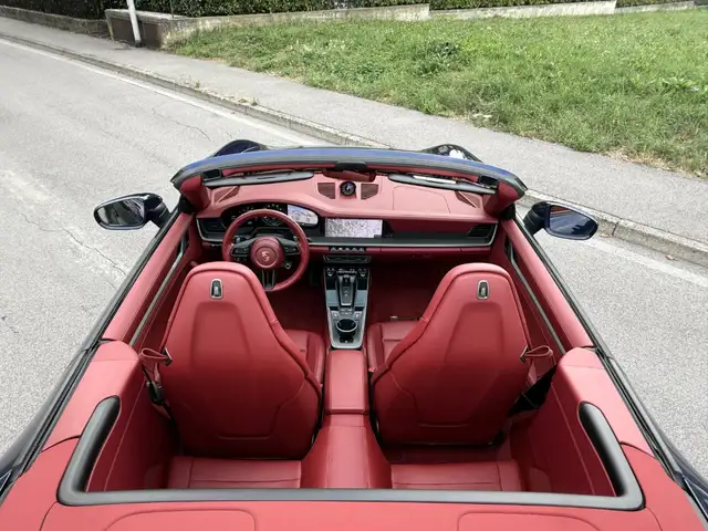 Porsche 911 view 8