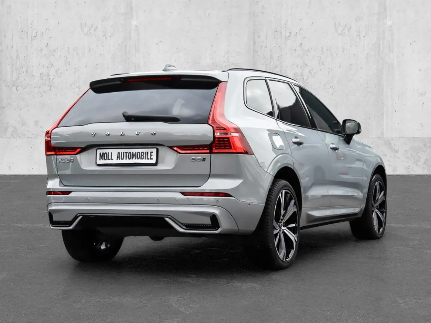 Volvo XC60 Ultimate Dark AWD B5 Benzin EU6d Allrad HUD StandH Grau - 2